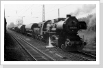 Im Mai 84 wurde die schön hergerichtete 52 8086 vorm N 65180 eingesetzt, hier steht der Zug in Brieselang in der Ecke und die RB nach Nauen überholt